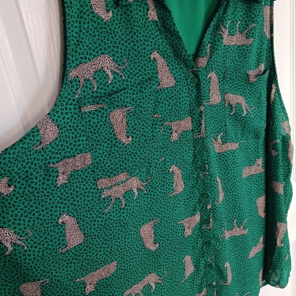 Torrid Green V-Neck Sleeveless Blouse - Picture 4 of 9